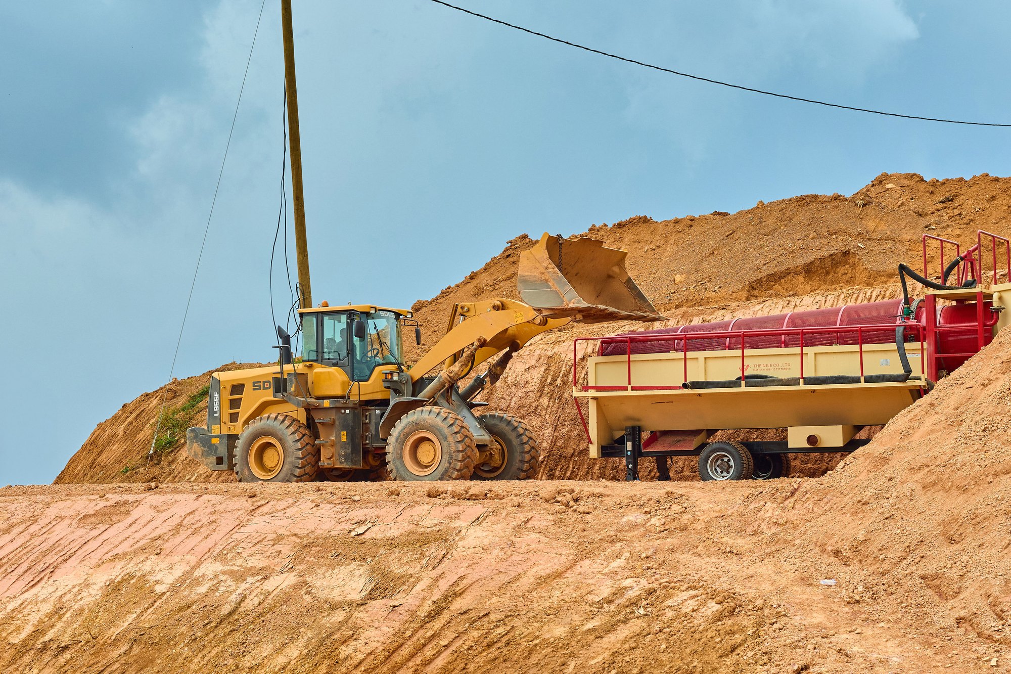 A wheel loader charging the wash plant